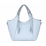 Cartera tipo tote de cuero sintético en color celeste claro, con doble asa de hombro trenzada y detalles de tiras colgantes con anillas metálicas.