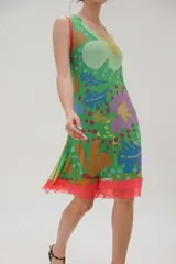 Vestido corto sin mangas, con estampado floral multicolor y ribete coral.