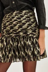 Falda corta de tiro alto con diseño drapeado en la cintura y ruedo con volado. Presenta un estampado abstracto en tonos oscuros con destellos metalizados.