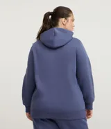 Buzo deportivo con capucha y cordón ajustable, manga larga y bolsillo tipo canguro. Confeccionado en tejido de algodón con felpa interior.