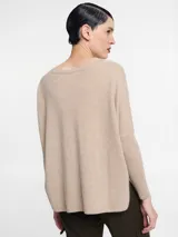 Sweater azul eléctrico de cashmere, con escote en V y corte holgado.