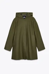 Cazadora impermeable de acabado engomado en color amarillo, con capucha ajustable, cierre frontal con botones a presión, bolsillos laterales y mangas largas ajustables.