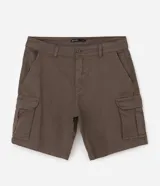 Bermuda de sarga negra de corte recto y holgado para hombre, con bolsillos cargo laterales con solapa, cintura con pasadores y cierre frontal con botón y cremallera.