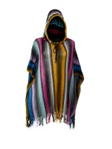 Poncho tejido a rayas verticales multicolores con capucha y flecos en el ruedo.