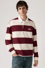 Remera tipo rugby de manga larga con diseño de rayas horizontales anchas en color bordó y crema. Presenta cuello polo blanco, cierre frontal con botones ocultos y un pequeño logo bordado en el pecho.