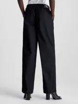 Pantalón cargo de algodón regenerativo color negro, de corte recto, con cintura elástica, bolsillos delanteros, traseros y laterales tipo cargo, puños con cordón y bragueta con cremallera.