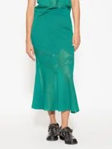 Pollera midi color verde esmeralda, de tejido calado y corte sirena.