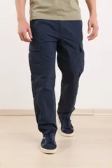 Pantalón de hombre color azul oscuro, estilo cargo, con bolsillos laterales y corte recto.