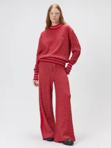 Sweater de punto jacquard con diseño texturizado, cuello alto y puños acanalados en contraste. Presenta un corte holgado y diseño inspirado en patrones naturales.