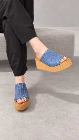 Zueco de plataforma corrida color azul con textura efecto croco, capellada amplia y plantilla en tono suela.