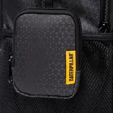 Mochila Caterpillar modelo Bernard Backpack, color negro con patrón geométrico, múltiples compartimentos con cierre, bolsillos laterales de red y mini bolsa desmontable en un lateral.