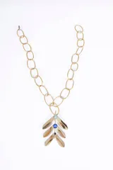 Collar dorado con cadena de eslabones ovalados y dije con forma de hojas y piedras de color azul, celeste y violeta.