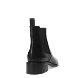 Botas Chelsea de mujer, color negro, con caña corta, puntera cuadrada y elástico lateral. Posee un taco bajo y ancho.