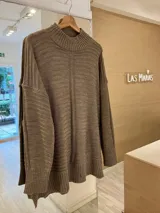 Sweater tejido color marrón con cuello alto y mangas largas. Diseño holgado con textura acanalada.