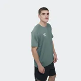 Remera deportiva Umbro modelo Bosse, de color gris claro con rayas verticales sutiles en el frente y mangas cortas. Cuenta con el logo de la marca estampado en el pecho.
