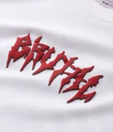 Remera de corte oversized confeccionada en mezcla de algodón y poliéster, con cuello redondo y mangas cortas. Presenta un estampado frontal con lettering estilo gótico y un estampado de esqueleto en la espalda.