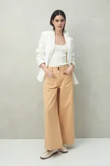 Pantalón wide leg de algodón color negro, de corte amplio y relajado. Presenta bolsillos delanteros con solapa y cierre frontal con botones.