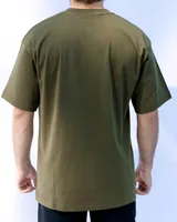 Remera verde militar lisa de algodón con cuello redondo y mangas cortas.