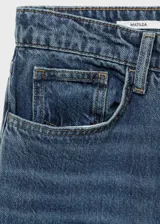 Pantalón de jean de corte recto y tiro medio, con cierre frontal de cremallera y botón, y diseño clásico de cinco bolsillos.