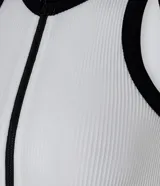 Musculosa blanca sin mangas de tejido seamless con cremallera frontal vertical y ribetes negros en contraste en el cuello y las sisas.
