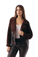 Campera bomber de cuero ovino negro combinada con gamuza chocolate, cuello solapa y cierre frontal de botones. Presenta mangas largas con detalles de costuras decorativas y bolsillos laterales ribeteados.