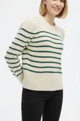 Sweater acrílico con diseño de rayas horizontales verdes sobre base blanca, cuello redondo y mangas largas con fruncido en los hombros.