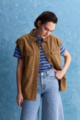 Jean wide leg de tiro alto con calce amplio y pierna ancha, de color celeste con lavado clásico. Presenta diseño de cinco bolsillos y cierre frontal con botón y cremallera.