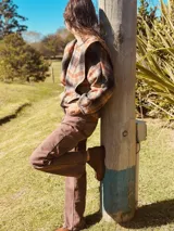 Camisa celeste a rayas verticales blancas, con cuello en V y mangas 3/4 abullonadas.