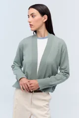 Cardigan de tejido de punto liviano con escote en V y frente abierto. Presenta puños y bordes acanalados, con un diseño de corte recto y manga larga.
