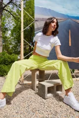 Pantalón semi oxford color verde lima, confeccionado en poplín 100% algodón, con cintura elastizada ancha, bolsillos delanteros, tiro medio y tajo en los laterales externos.