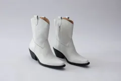 Botas de estilo western (texanas) de caña media, color blanco, confeccionadas en cuero. Presentan bordados decorativos en la caña y puntera cuadrada. Cuentan con cierre lateral y taco de altura media.