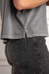 Remera de algodón peinado, color berenjena con efecto lavado, de corte oversize y manga corta.