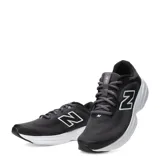 Championes de running New Balance modelo 411, color negro con detalles en blanco. Presentan una capellada de malla transpirable, cierre con cordones y una entresuela blanca que proporciona amortiguación. Incluyen el logo de la marca en el lateral.