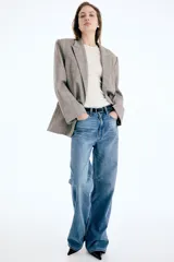Jean de corte wide leg, tiro alto y pierna amplia, en denim de color celeste con efecto deslavado.