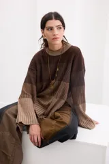 Sweater de punto con diseño de franjas horizontales en degradé de tonos marrones. Presenta cuello redondo a la base, corte recto relajado y mangas largas amplias con tajos laterales.