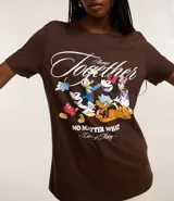 Remera marrón de algodón con cuello redondo y mangas cortas. Estampado frontal con Mickey Mouse, Donald, Goofy y Pluto, con la frase "Always Together No Matter What".