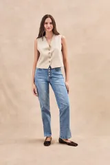 Chaleco negro entallado con escote en V y cierre frontal con cuatro botones.