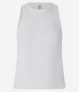 Musculosa básica verde claro de ribana de algodón con textura acanalada y cuello redondo.