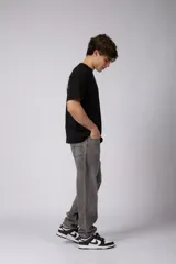 Jean mom de corte holgado color negro, confeccionado en denim de algodón con diseño clásico de cinco bolsillos y tiro medio.