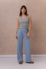 Pantalón ancho color celeste de Tencel, con cintura elástica y cordón ajustable blanco.