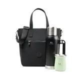 Cartera tipo tote de diseño estructurado en color negro, confeccionada en material sintético. Cuenta con doble asa superior fija, correa larga regulable y extraíble, bolsillo frontal con cierre metálico y logo circular grabado en la parte inferior.