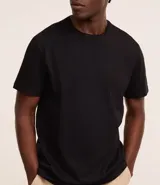 Remera de manga corta y cuello redondo, confeccionada en algodón peruano de alta calidad. Presenta un diseño liso y corte cómodo, ideal para uso diario.