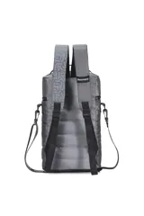 Mochila matera Discovery color naranja con diseño estampado geométrico. Cuenta con compartimento principal con cierre, bolsillo frontal con cierre, correas ajustables y desmontables, y manija superior.