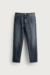 Jeans de corte slim cropped confeccionados en denim de algodón rígido con efecto lavado. Presentan tiro medio, cierre frontal con cremallera y botón, y diseño clásico de cinco bolsillos.