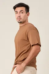 Remera gris de corte clásico y mangas cortas.