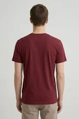 Remera de cuello redondo y manga corta, confeccionada en algodón de alta calidad con un diseño liso y corte clásico.
