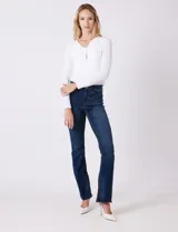 Jean elastizado marca Sound Style, color azul oscuro, de tiro alto y pierna bootcut. Tiene pretina con pasadores, botón y cierre, y bolsillos en la parte delantera y trasera.