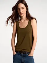 Musculosa de punto color marrón, con escote redondo y breteles anchos, de corte recto y ajuste cómodo.