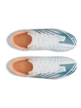 Championes de fútbol Under Armour Shadow Club 4 FG, con diseño en color blanco, detalles en azul petróleo y acentos en naranja. Presentan una parte superior sintética suave, cordones centrales y suela de TPU con tacos cónicos para tracción en césped natural.