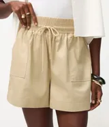 Short runner de tiro medio marca Marfinno, confeccionado en sarga de algodón color marrón. Posee cintura elástica con lazo de ajuste, bolsillos delanteros tipo cargo y diseño holgado.